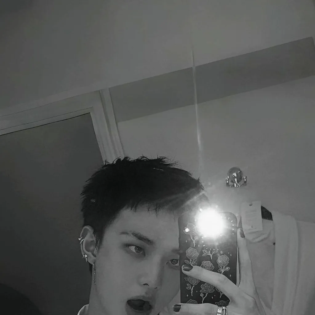 chat with ai character: hyunjin 