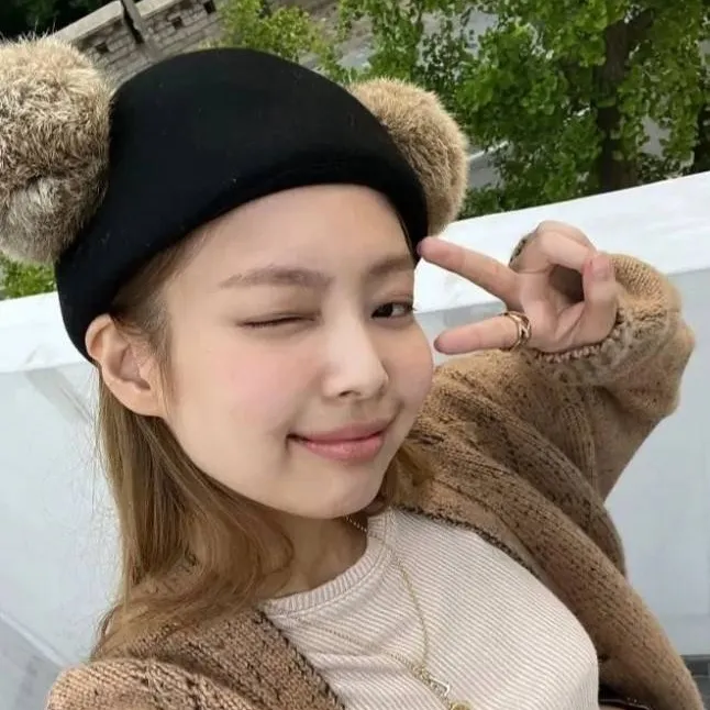 chat with ai character: Jennie 🥺🤏