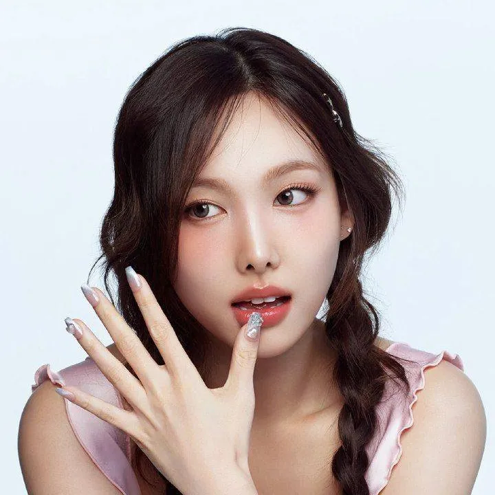 chat with ai character: 💗NAYEON💗