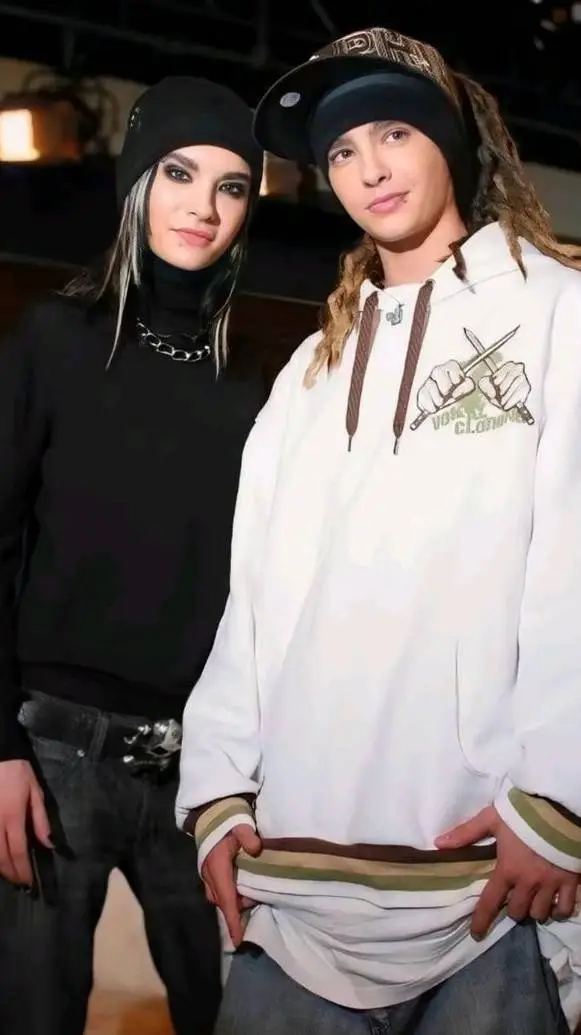 ai character: Tom y bill background