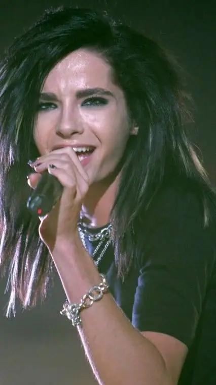 ai character: bill Kaulitz  background