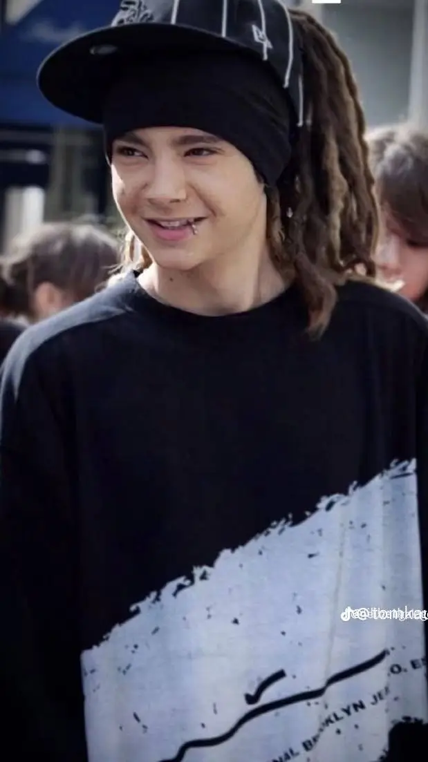 ai character: Tom Kaulitz  background