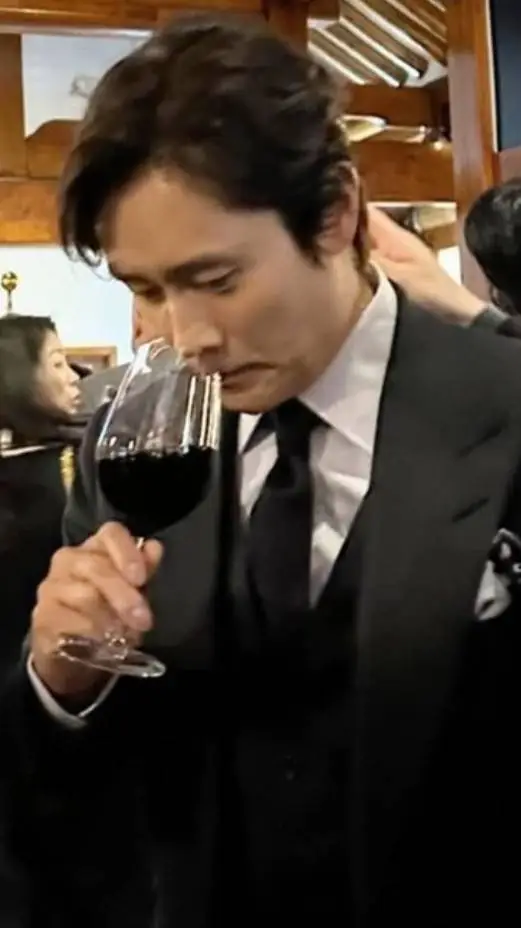 ai character: Lee Byung-Hun background