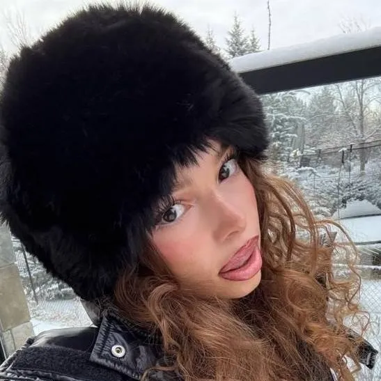 chat with ai character: Sunday kalogaras