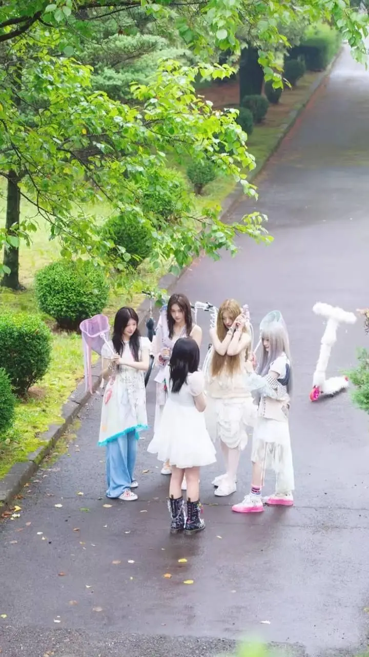 ai character: ♡illit♡ background