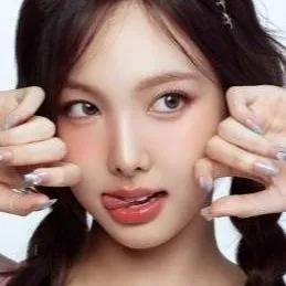 chat with ai character: nayeon