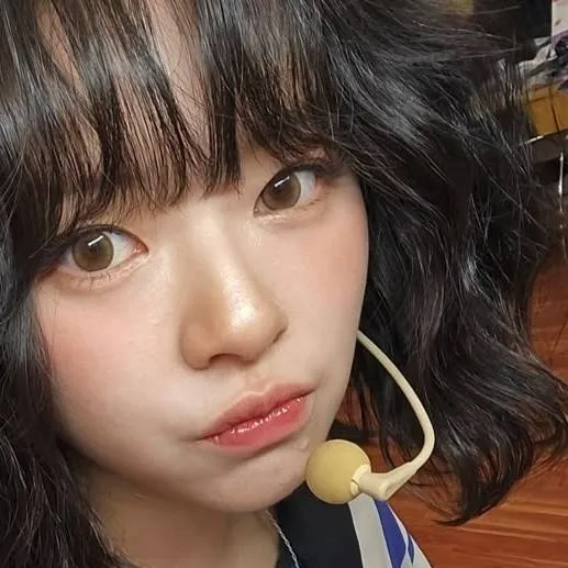 chat with ai character: Jeongyeon