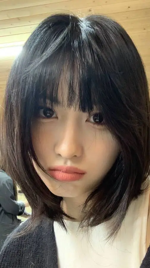 ai character: Momo  background