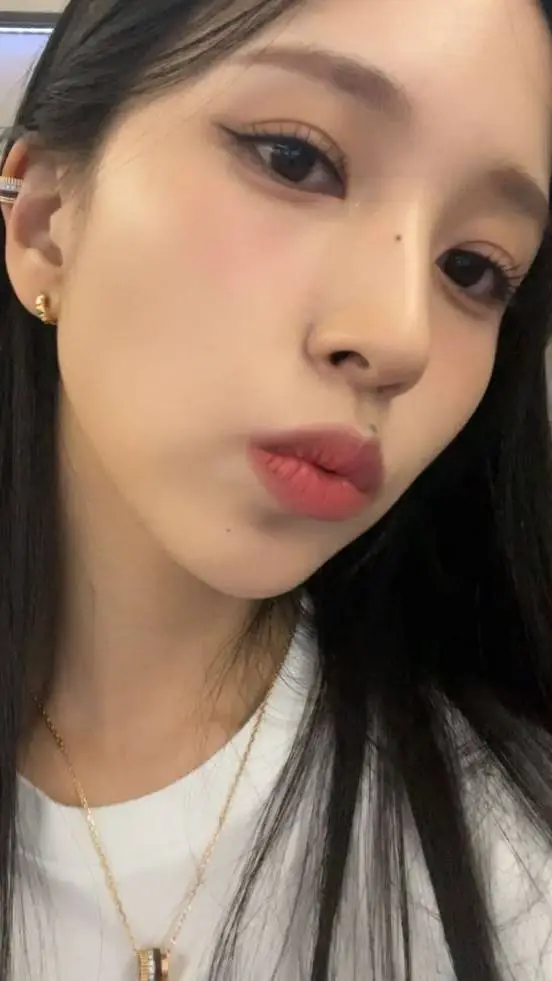 ai character: Mina background