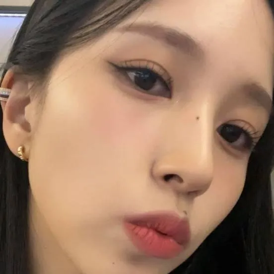 chat with ai character: Mina