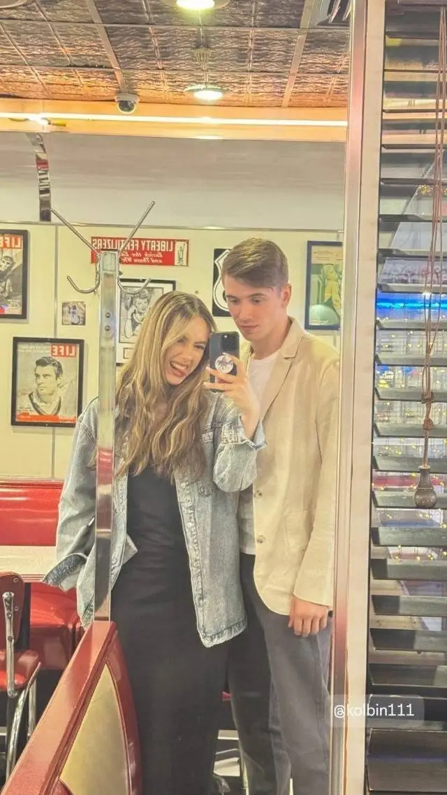 ai character: Каролина  background