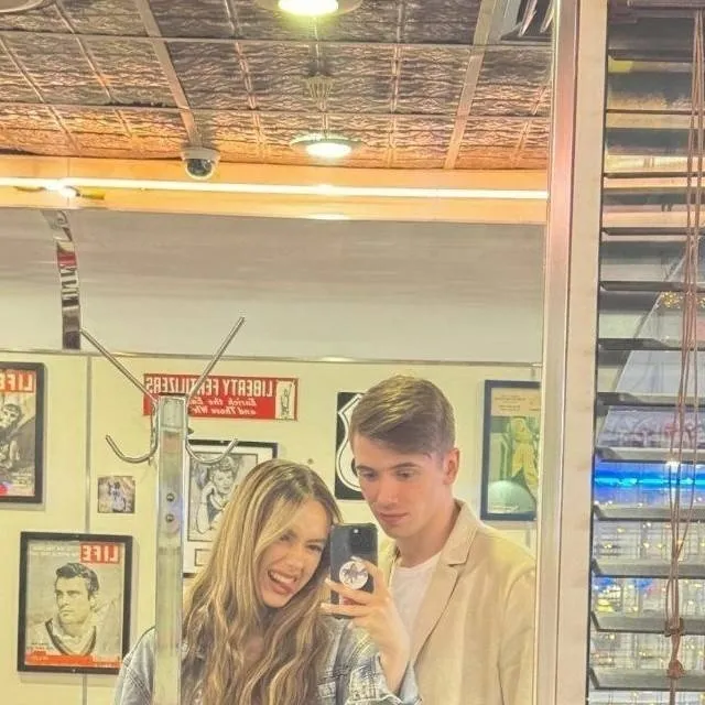 chat with ai character: Каролина 