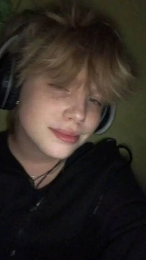 ai character: мусим background