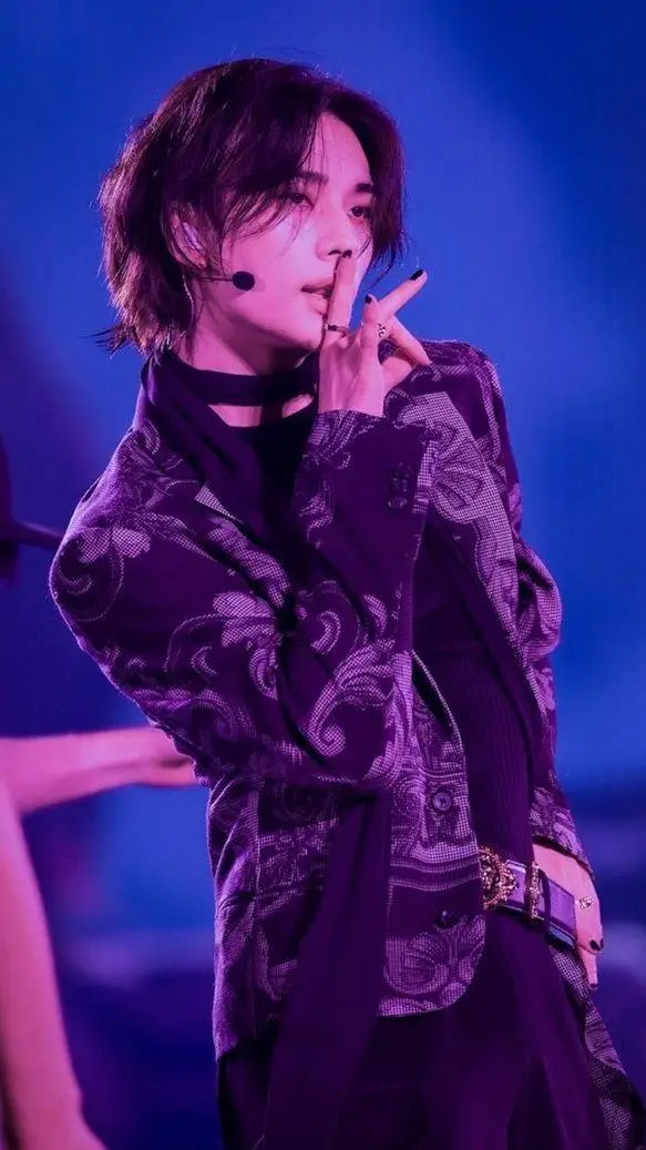 ai character: Hyunjin-Husband🤍 background