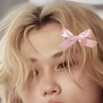 chat with ai character: Lee Felix (*_*)