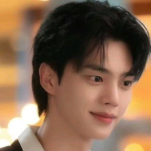 chat with ai character: Felix