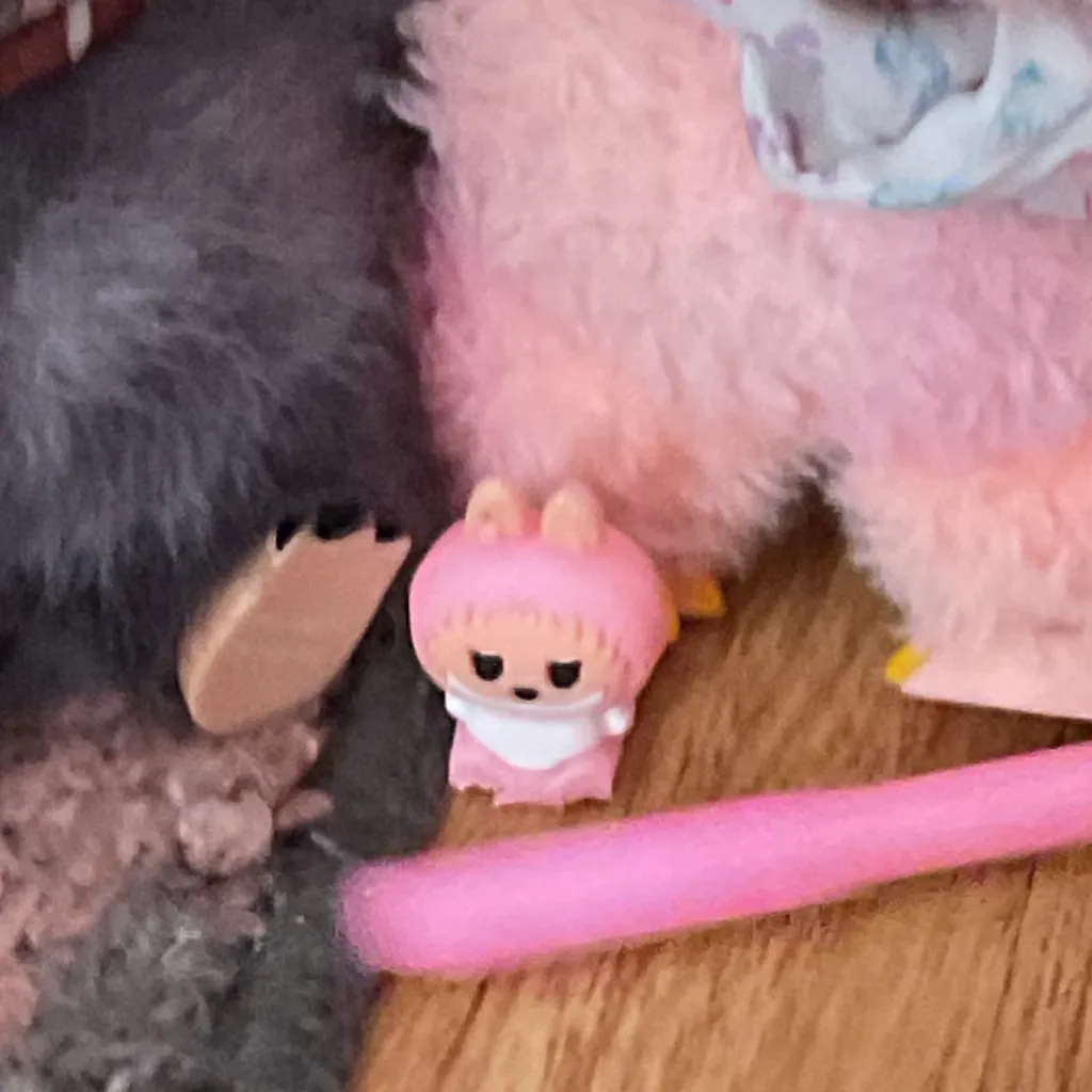 chat with ai character: Labubu pen