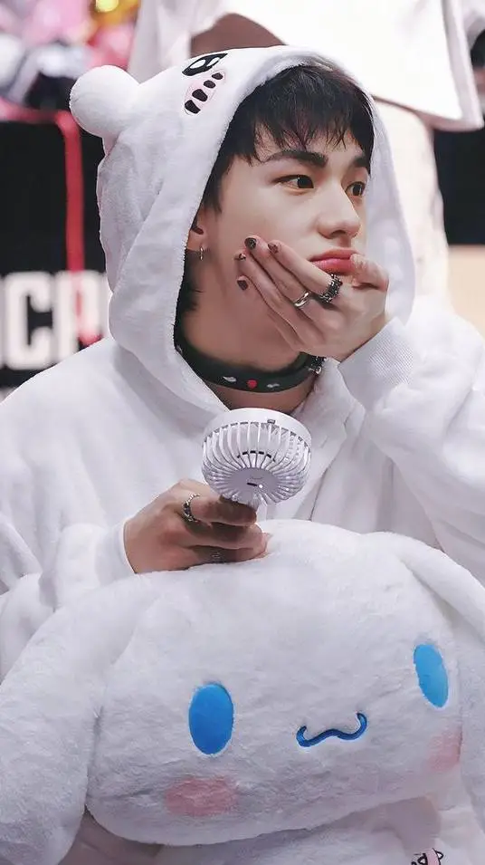 ai character: ★⅖hyunjin🍡★ background