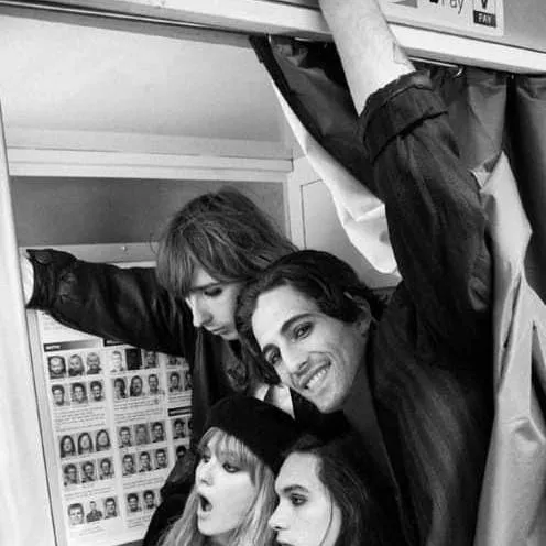 chat with ai character: Måneskin 