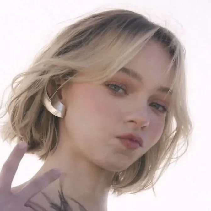 chat with ai character: emma myers 