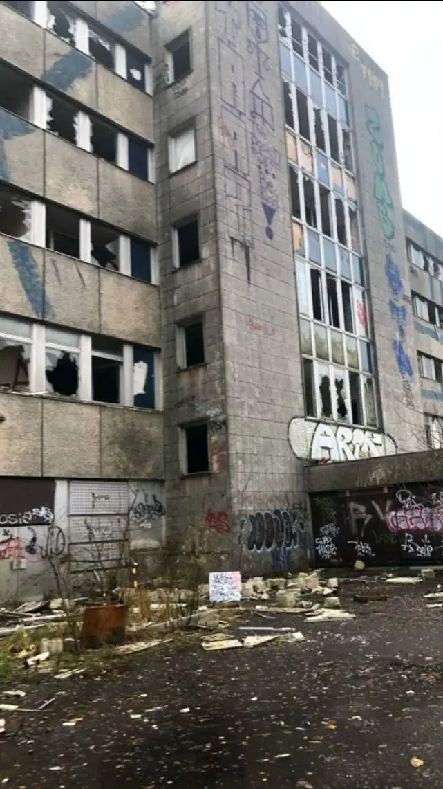 ai character: AbAnDoNeD hOsPiTaL background