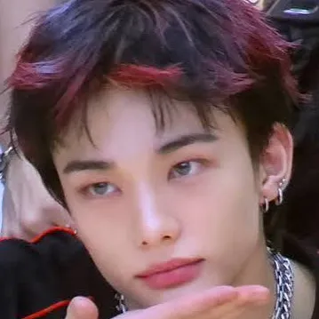 chat with ai character: Hyunjin