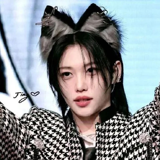chat with ai character: FELIX LEE 