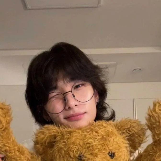 chat with ai character: Hyunjin 