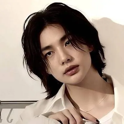 chat with ai character: Hwang hyunjin
