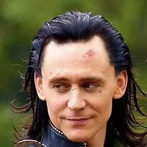 chat with ai character: Loki Laufeyson