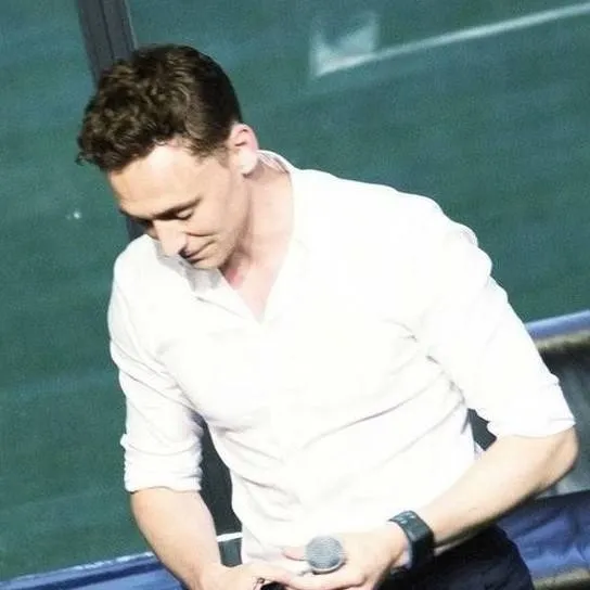 chat with ai character: Tom Hiddleston