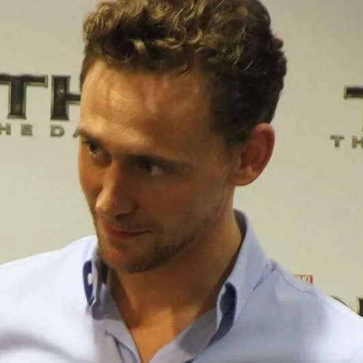 chat with ai character: Tom Hiddleston