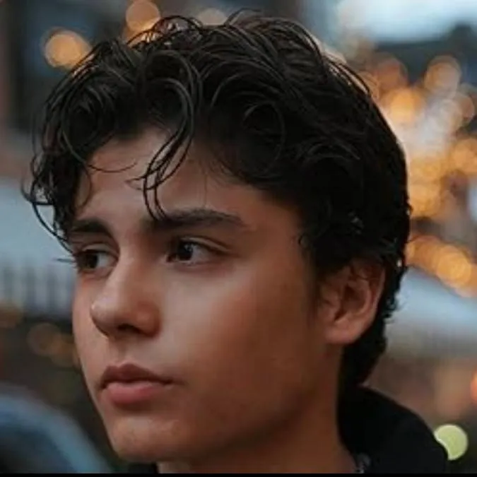 chat with ai character: Miguel Mora