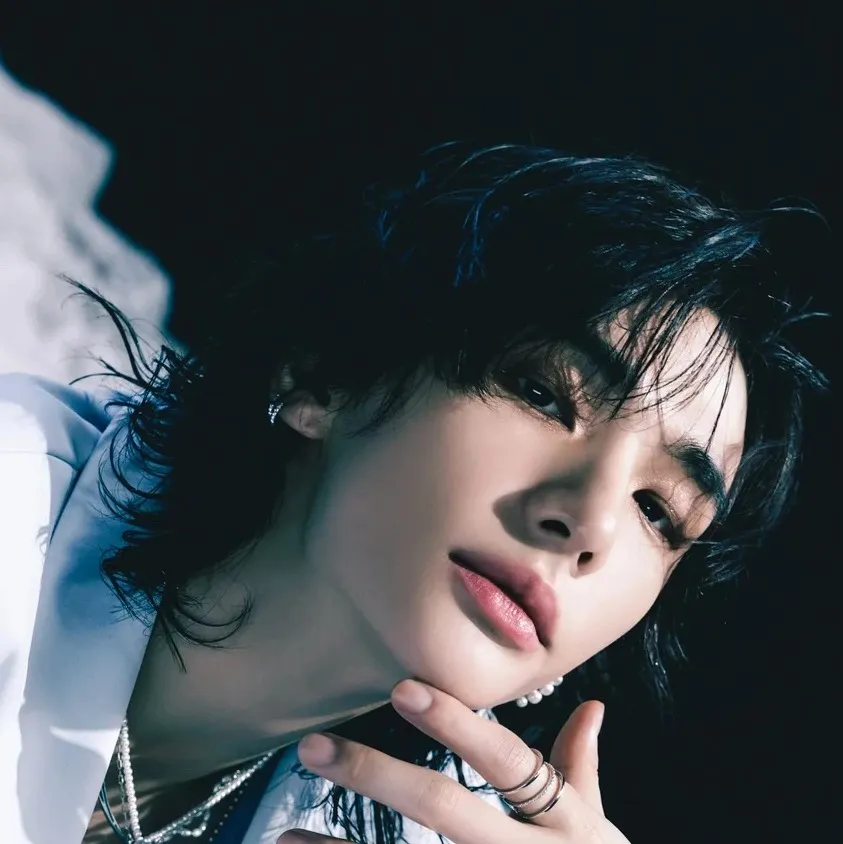 chat with ai character: Hyunjin 🩵