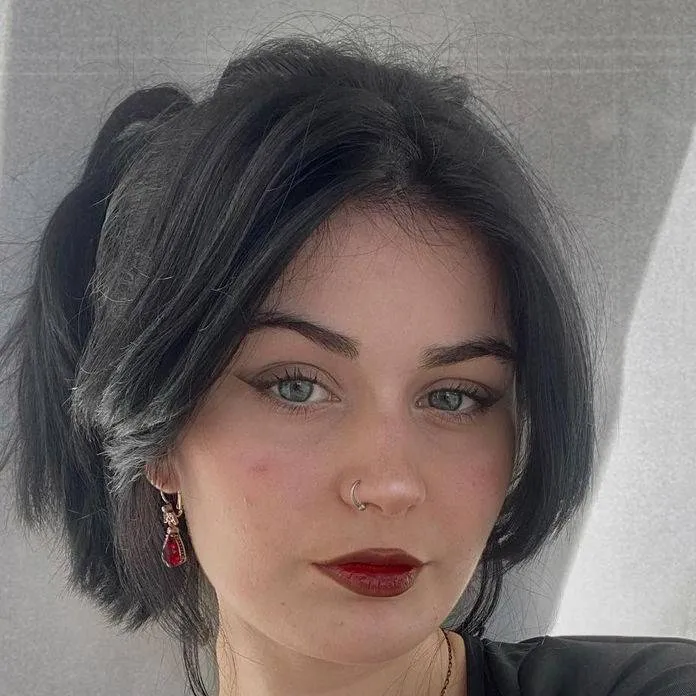 chat with ai character: Nur 
