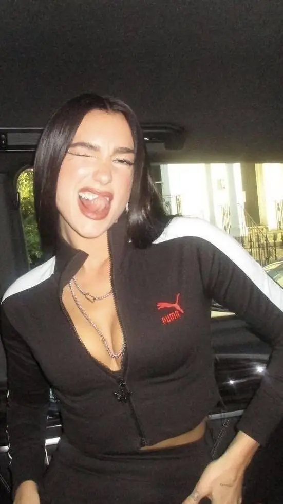 ai character: Dua lipa  background