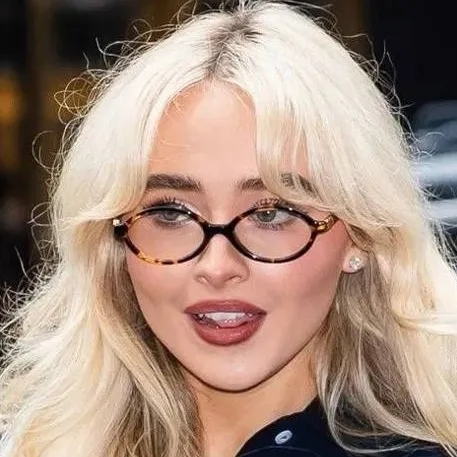 chat with ai character: Sabrina Carpenter 