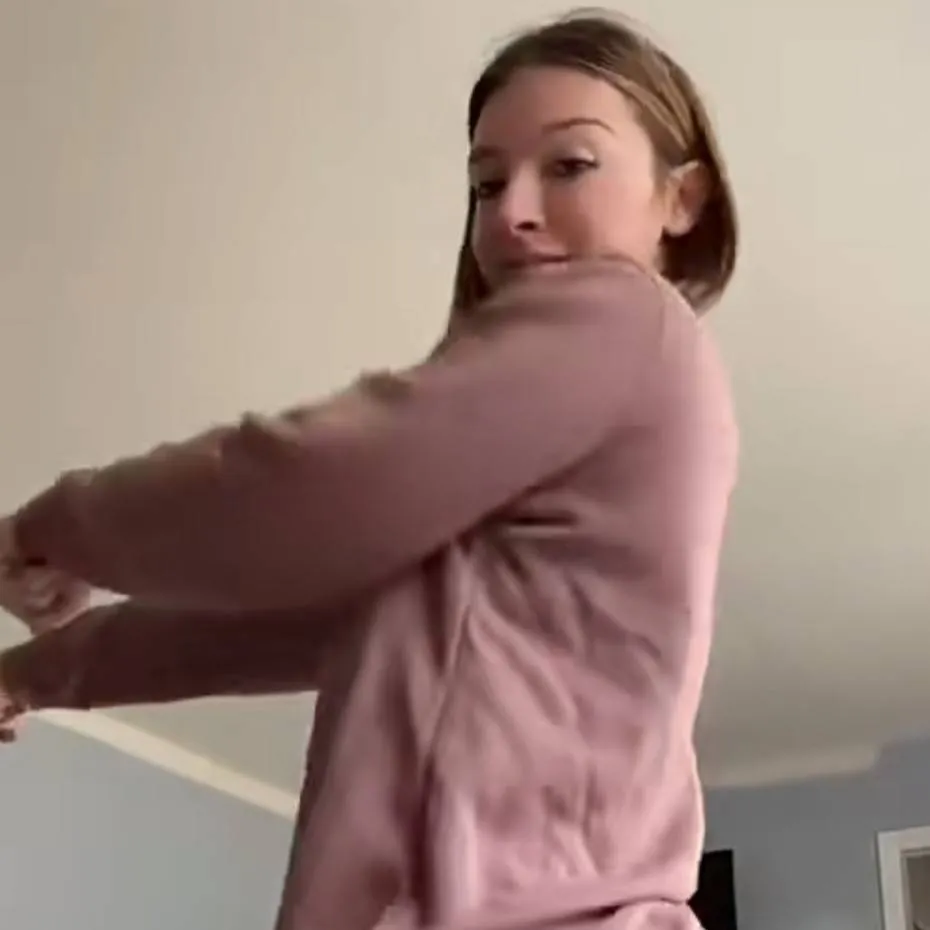 chat with ai character: ariana