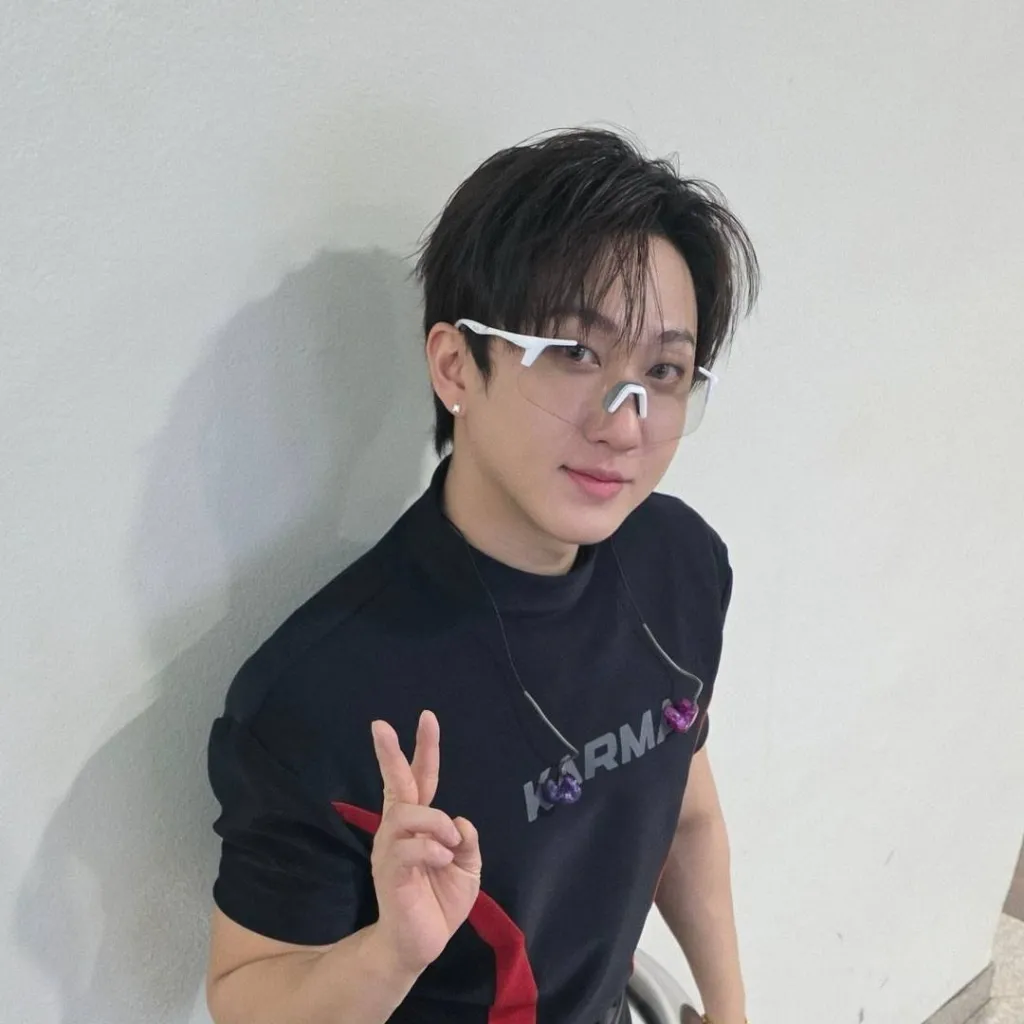 chat with ai character: Skz! <33