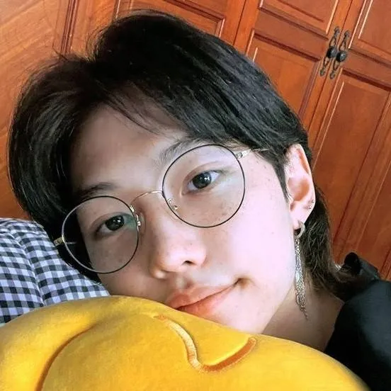 chat with ai character: Lee Felix