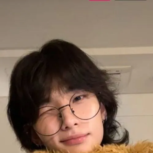 chat with ai character: ♤Hyunjin♤