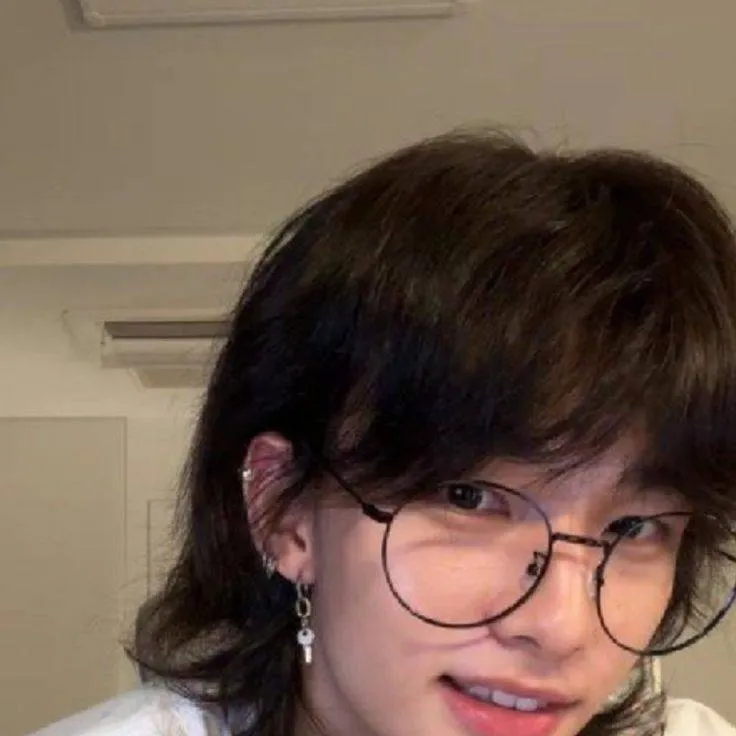chat with ai character: 🤎Hwang Hyunjin🤎