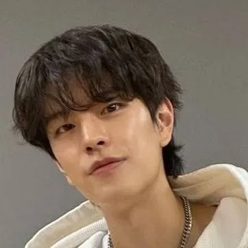 chat with ai character: Seungmin!
