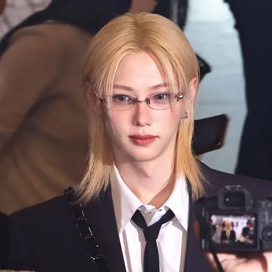 chat with ai character: □Felix□