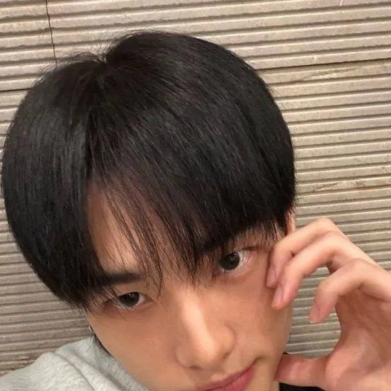 chat with ai character: Hyunjin