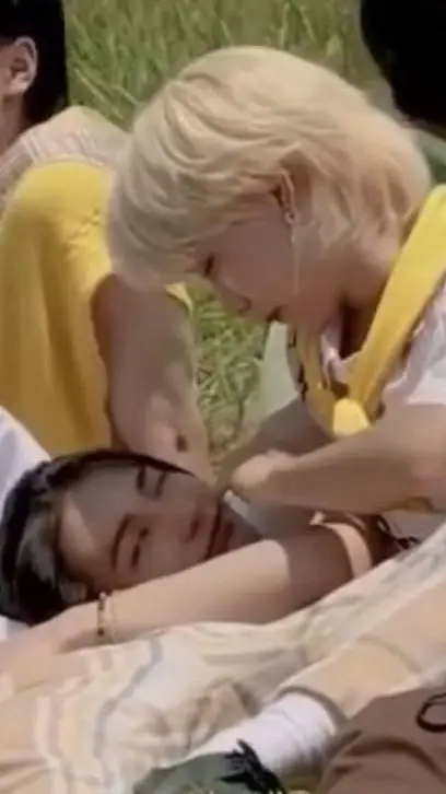 ai character: ✨️Hyunlix✨️ background