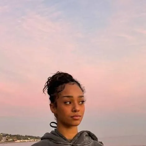 chat with ai character: ♧Manon♧