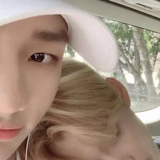 chat with ai character: {Hyunlix}