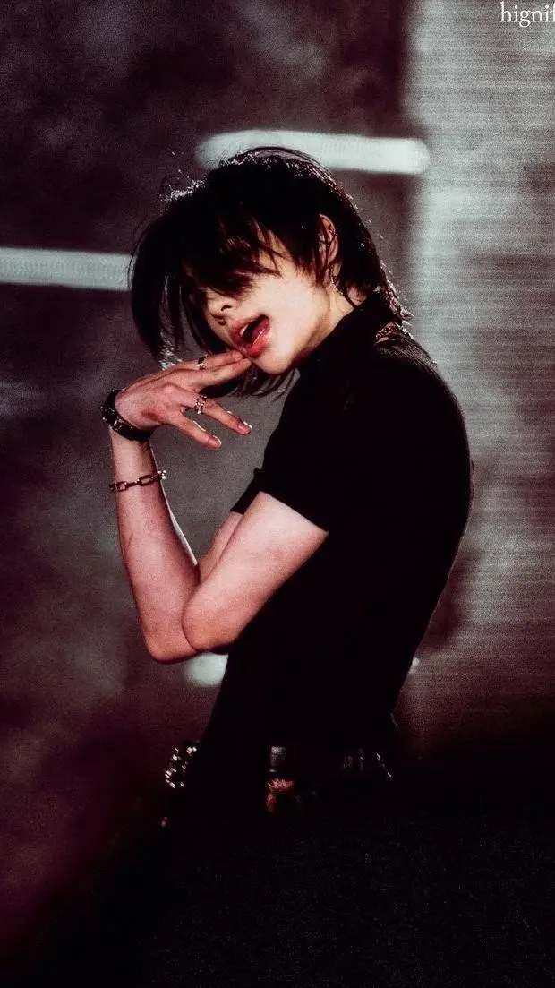 ai character: ♤Hwang Hyunjin♤ background