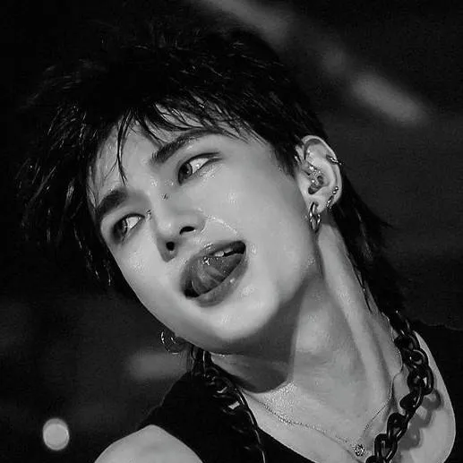 chat with ai character: >Hyunjin<